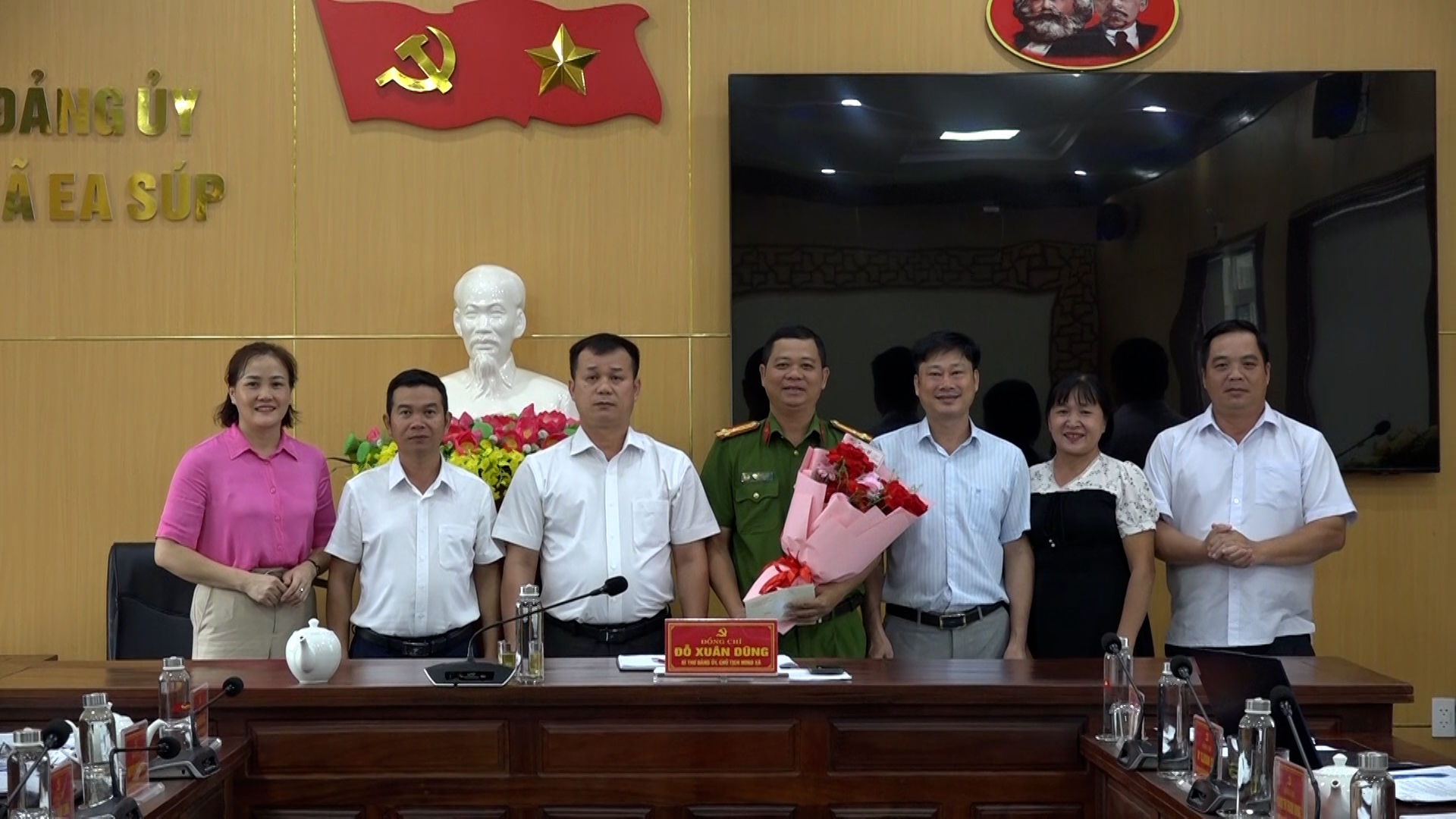 KHEN THƯỞNG ĐỘT XUẤT ĐỔI THẺ ĐẢNG.mp4.00_00_27_00.Still001